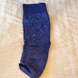 Lulu Lemon Ebb to Street Crop - size 8- Blue